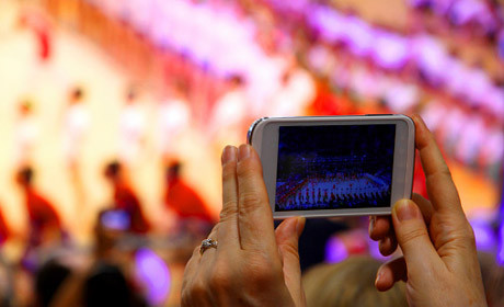 smartphone filming mobile reporting