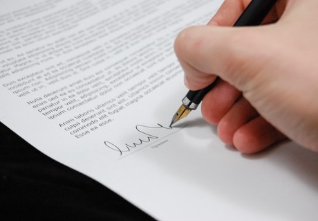 contract signature pen