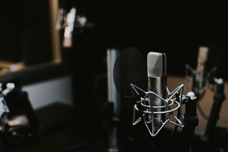 microphone dark studio