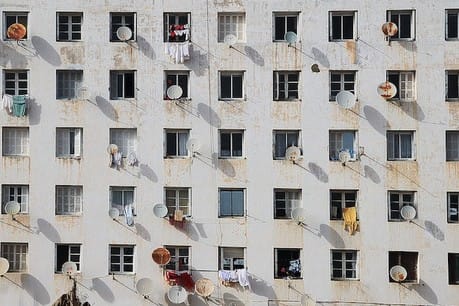 Local or global, a virtual network of contributors improves newsroom resilience