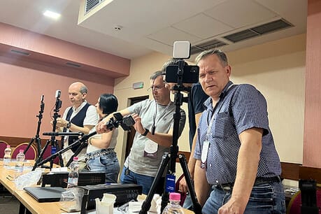 Ukrainian journalists use smartphones to tell stories of displaced communities