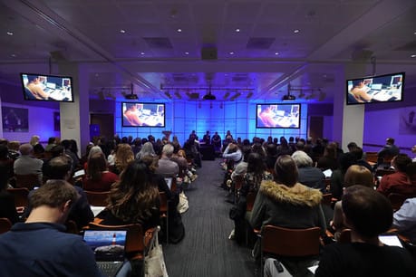 Using artificial intelligence to grow audience engagement during breaking news